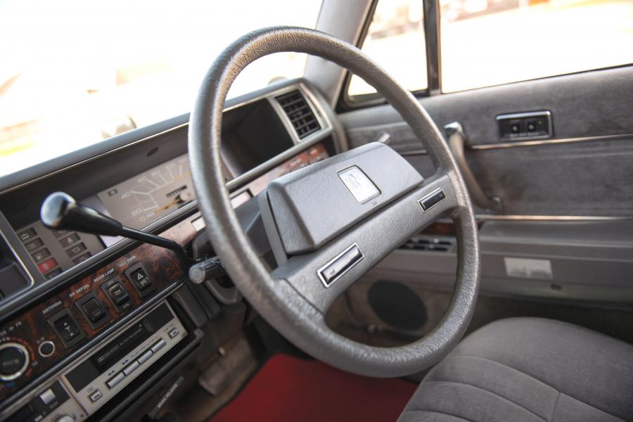 Панель приборов Nissan President Sovereign VIP V8E (H250) 1985 года  (фото 19 из 28)